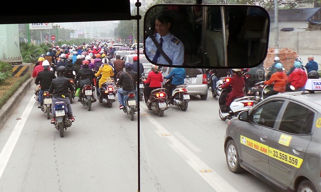 Buýt nhanh đứng chờ... xe máy vượt dải phân cách - 5 Do lượng phương tiện lưu thông vào giờ cao điểm khá đông, nhiều điểm quay đầu xe vẫn bị ùn ứ.