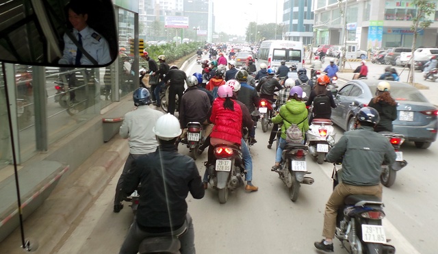 Buýt nhanh đứng chờ... xe máy vượt dải phân cách - 7 Tại nhà chờ Trung Văn, xe buýt nhanh cũng phải... chờ vì nhiều phương tiện đột nhiên khựng lại phía trước.