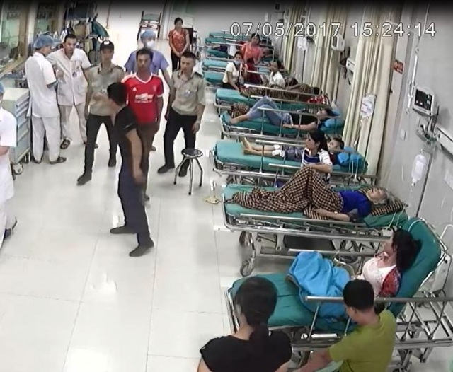 Hàng loạt vụ tấn công trong bệnh viện, Bộ Y tế cầu cứu Bộ Công an - 1 Vụ việc xảy ra tại BV Đa khoa Hùng Vương được camera an ninh ghi lại.