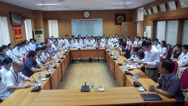 Vụ 8 người chạy thận tử vong: Cách chức giám đốc bệnh viện 1 năm - 1
Công bố quyết định kỷ luật giám đốc bệnh viện (Ảnh: Đàm Quang)