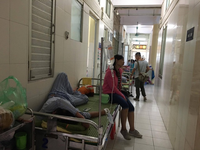 Hành lang bệnh viện cũng được tận dụng kê giường cho bệnh nhân SXH.