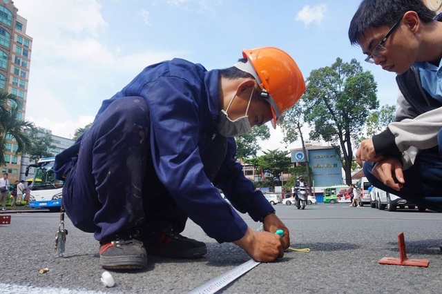 Chính thức trùng tu nhà thờ Đức Bà 140 năm tuổi ở Sài Gòn - 1 Từ sáng nay 4/7, nhiều nhóm công nhân đang tất bật đo vẽ, dựng rào chắn trên các tuyến đường xung quanh nhà thờ Đức Bà, quảng trường Công xã Paris, phường Bến Nghé, quận 1, TPHCM.