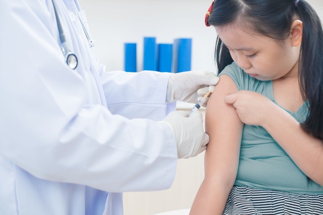 Vi khuẩn phế cầu - thủ phạm gây nhiều bệnh nguy hiểm - 2 Tiêm vắc-xin là biện pháp hữu hiệu để bảo vệ trẻ khỏi những căn bệnh nguy hiểm do vi khuẩn phế cầu