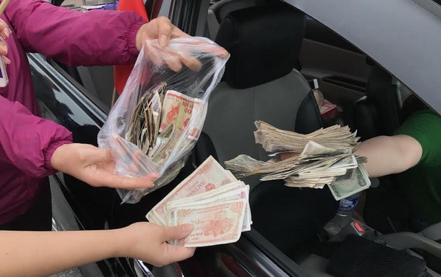 "Đang trình Thủ tướng xin giảm giá vé Trạm Bến Thủy" - 2
Người dân dùng toàn tiền siêu lẻ để mua vé qua cầu Bến Thuỷ.