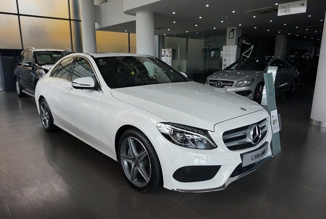 Ma trận giá ô tô: hãng tặng tiền, hãng âm thầm tăng giá - 4
C300 AMG là một trong những mẫu xe tăng giá nhiều nhất của Mercedes-Benz đượt này, với mức tăng 50 triệu đồng.