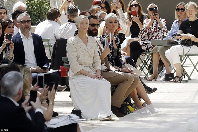 Chanel dựng tháp Eiffel "khủng" giữa sàn catwalk - 13
Sao giành giải Oscar Tilda Swinton