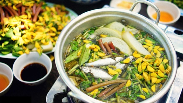 Cá linh mùa nước nổi: “Món quà” của lũ - 4 Cá linh chế biến được rất nhiều món, món nào cũng ngon cũng đậm đà hương vị miền Tây. Nhưng phổ biến nhất là lẩu chua cá linh bông điên điển.