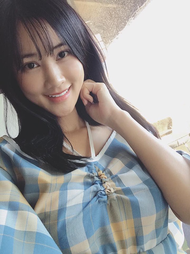 Điều gì khiến sao Việt đua nhau “đập mặt xây lại”? - 10 Người đẹp cho rằng, ai rồi cũng đều khuất phục trước thời gian, như cô bây giờ mới đi thẩm mỹ là muộn. Trong nghề, cô thấy, nhiều người làm từ lâu rồi và họ nhờ sự can thiệp của phẫu thuật mà đã đạt được sự thành công nhất định.