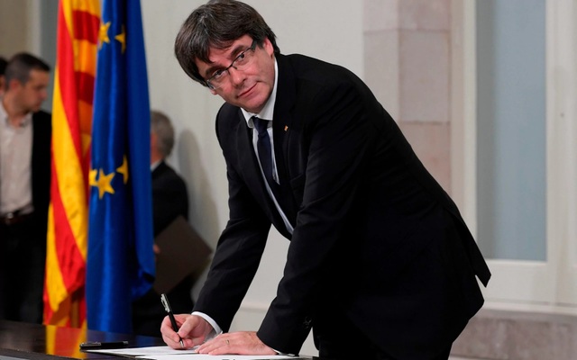 Catalonia ký tuyên bố độc lập, nhưng hoãn ly khai Tây Ban Nha - 1
Thủ hiến Catalonia Carles Puigdemont ký vào văn kiện tuyên bố độc lập. (Ảnh: AFP)