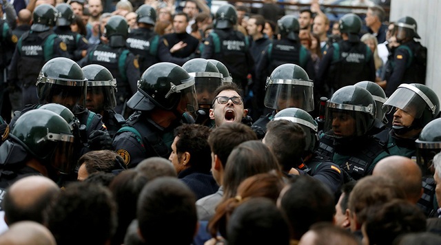 Catalonia tuyên bố có quyền tách khỏi Tây Ban Nha sau cuộc trưng cầu hỗn loạn - 3
Các cuộc đụng độ giữa người bỏ phiếu với cảnh sát xảy ra khi cảnh sát tìm cách dẹp bỏ các điểm trưng cầu. (Ảnh: Reuters)