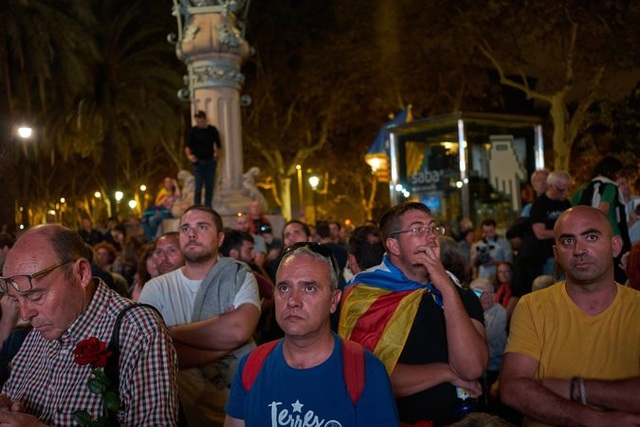 Catalonia ký tuyên bố độc lập, nhưng hoãn ly khai Tây Ban Nha - 3
Hàng nghìn người Catalonia hồi hộp lắng nghe bài phát biểu của Thủ hiến Carles Puigdemont bên ngoài nghị viện. (Ảnh: NYTimes)