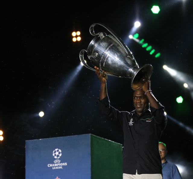 Clarence Seedorf giơ cao cúp vô địch UEFA cùng fan Việt - 1 Clarence Seedorf giơ cao cúp vô địch UEFA cùng fan Việt - 1