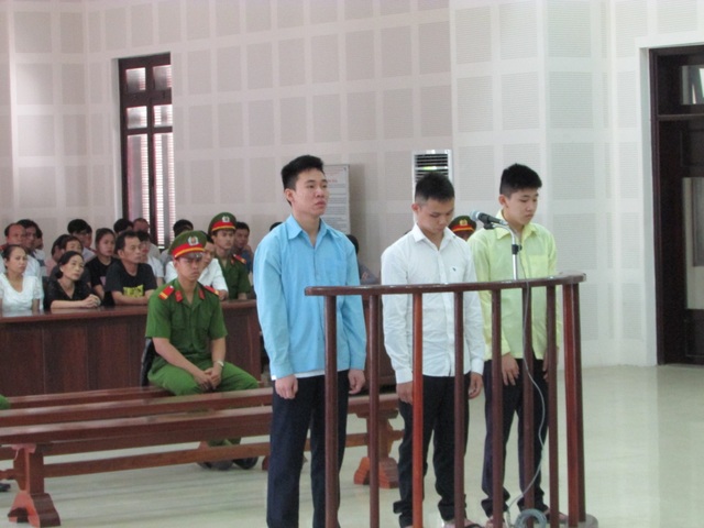 Đâm chết nam sinh viên, 3 đối tượng lãnh án - 1 Các bị cáo tại phiên tòa