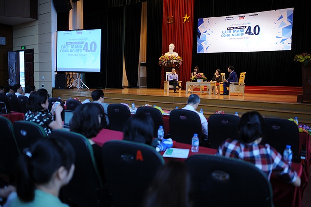 Sinh viên khởi nghiệp thành công phải biết “nhìn ra cơ hội kiếm tiền” - 3 500 sinh viên đã đến dự chương trình để tìm hiểu về cơ hội, thách thức đối với bạn trẻ trước cuộc Cách mạng cộng nghiệp 4.0