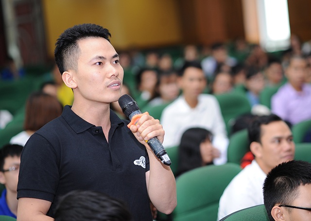 Sinh viên khởi nghiệp thành công phải biết “nhìn ra cơ hội kiếm tiền” - 2 Bạn Trinh, cựu ĐH Xây dựng hỏi: “Nhiều công nghệ nổi tiếng như Google đều trải qua giai đoạn “lò ấp” trong các trường đại học, ông Thành có thể chia sẻ về điều này được không?”.