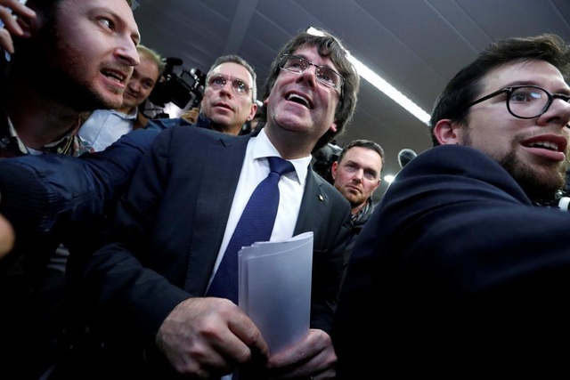 Lãnh đạo Catalonia bị phế truất bất ngờ tái xuất, chấp thuận bầu cử - 1
Thủ hiến Catalonia bị phế truất Carles Puigdemont (Ảnh: Reuters)