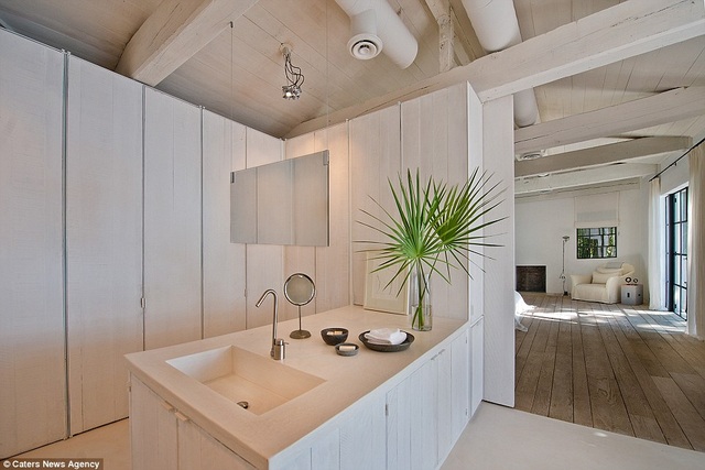 Descubrir 97+ imagen calvin klein bathroom