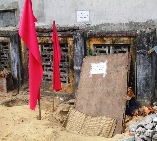 Sợ đạn phát nổ, dân đóng cửa đi ở nhờ - 3 Hiện chính quyền địa phương cắm cờ và thông báo khu vực nguy hiểm
