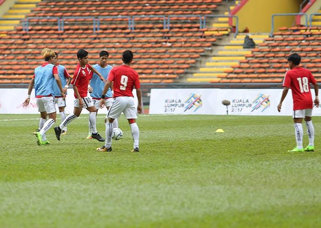 U22 Việt Nam 4-1 U22 Campuchia: Cú đúp của Công Phượng - 12 Cầu thủ Campuchia khởi động trước trận đấu