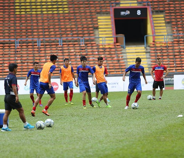 U22 Việt Nam 4-1 U22 Campuchia: Cú đúp của Công Phượng - 10
Xuân Trường và các đồng đội khởi động trước trận đấu