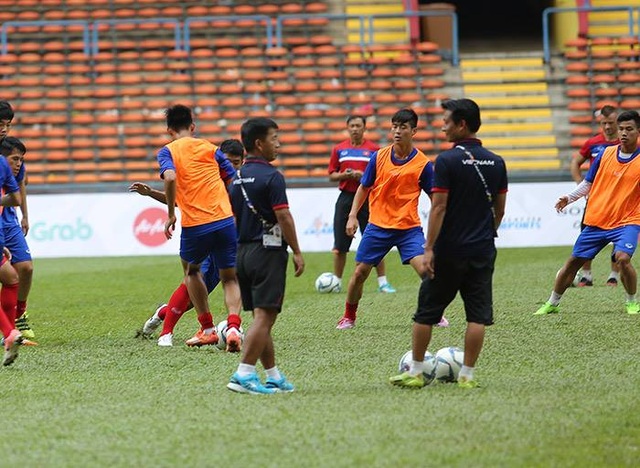 U22 Việt Nam 4-1 U22 Campuchia: Cú đúp của Công Phượng - 11
U22 Việt Nam làm quen với mặt sân Shah Alam