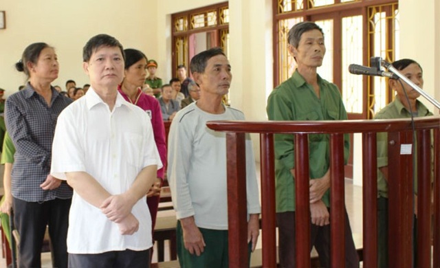 Nhận tiền "chạy án, chạy trường", Phó trưởng Phòng công tác Đảng lĩnh 10 năm tù - 1 Các đối tượng đứng trước vành móng ngựa (ảnh: Báo Hà Nam)