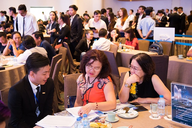 Lancaster Lincoln: 98% căn hộ trong sự kiện tìm được chủ nhân - 3
Khách hàng đặc biệt quan tâm đến các chính sách ưu đãi hấp dẫn của Lancaster Lincoln như: chỉ thanh toán 30% giá trị đến khi nhận căn hộ (phần còn lại được vay ân hạn gốc và lãi đến 2 năm), ưu đãi đến 6% khi thanh toán nhanh, nhận gói điện máy đến 110 triệu đồng, miễn 2 năm phí quản lý, tặng chuyến du lịch Mỹ hoặc Maldives và cơ hội bốc thăm trúng 02 xe Mercedes E250 vào tháng 9 tới.