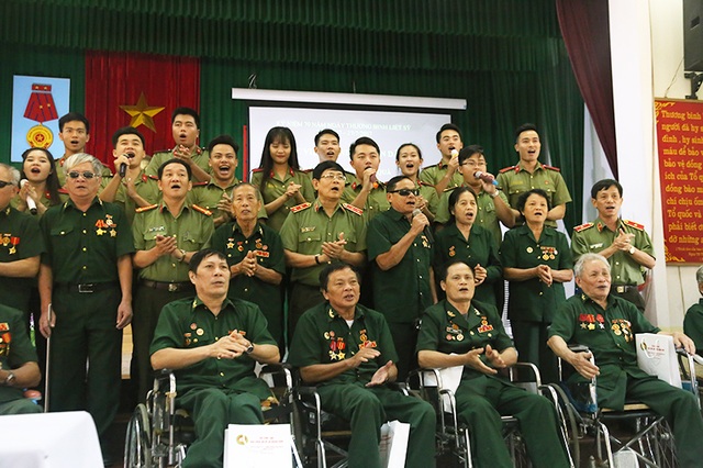 Thầy trò Học viện An ninh tri ân các cựu chiến binh tại Hà Nam - 6
Các bác cựu chiến binh hòa giọng hát cùng tuổi trẻ Học viện An ninh Nhân dân