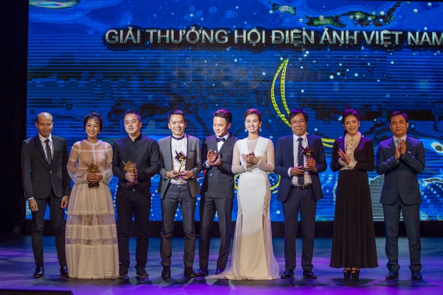 Dàn sao Zippo, Mù tạt và Em gây "náo loạn" tại lễ trao giải Cánh diều - 8 Đạo diễn Đỗ Thanh Hải và diễn viên Lý Nhã Kỳ trao giải cho đoàn làm phim.