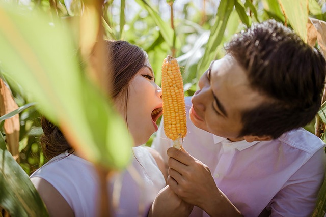 Bộ ảnh cưới giữa cánh đồng ngô của cặp đôi từng yêu xa cả ngàn cây số - 4 Phương Vũ chia sẻ: “Biết là thích rồi nhưng làm sao nói ra được. Nên lúc anh rời trường cấp 3, trong lòng mình dâng trào niềm tiếc nuối khó tả.