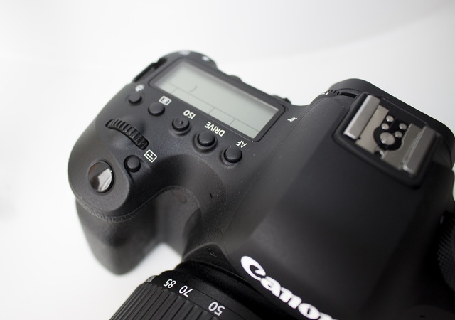 Ngoài ra, EOS 6D Mark II tích hợp kết nối NFC và Wi-Fi, người dùng có thể truyền tải hình ảnh và phim từ máy chụp ảnh đến các thiết bị thông minh và tải lên Canon Image Gateway, các nền tảng mạng xã hội và lưu trữ đám mây. Khi sử dụng ứng dụng Canon Camera Connect, người dùng có thể điều chỉnh theo thời gian thực như tốc độ màn trập, lựa chọn tiêu cự, tự hẹn giờ chụp...