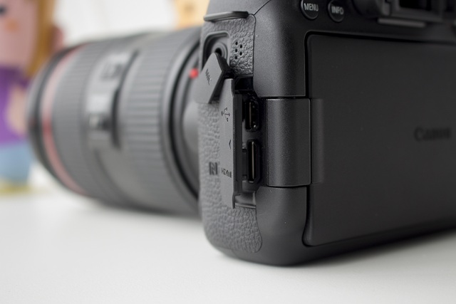 Cụ thể, EOS 6D Mark II có thiết kế với bảng điều khiển cảm ứng xoay lật đa chiều, cho phép người dùng có thể quay phim, chụp ảnh góc độ cao hoặc thấp. Màn hình cảm ứng này có kích thước 3 inch, khoảng 1,04 triệu điểm ảnh.