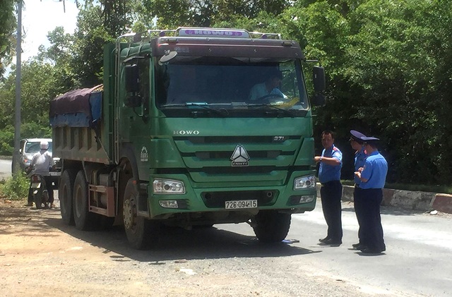 Gian nan dẹp nạn xe "vua"! - 5 Lực lượng TTGT cân tải trọng 1 xe hạng nặng nhưng chỉ phát hiện lỗi không đáng kể.