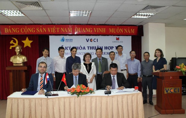 Cao đẳng Hoa Sen: Cung ứng nhân lực chất lượng cho doanh nghiệp - 1 Ký kết hợp tác giữa Cao đẳng Hoa Sen, Euro College và Phòng Thương mại và Công nghiệp Việt Nam.