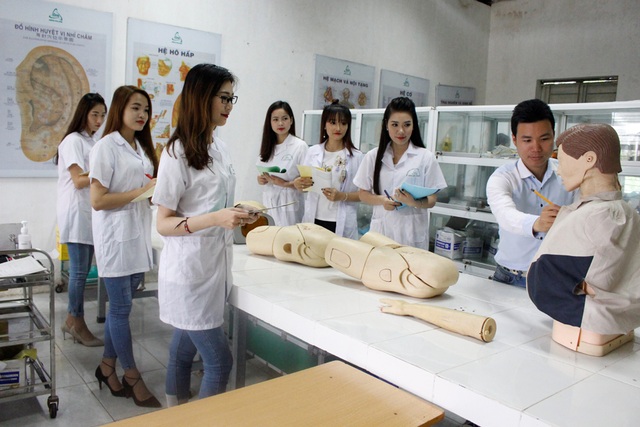 Tuyển sinh 2017: Dược - Điều dưỡng vẫn là “ngành hot” - 1 Sinh viên Trường Cao đẳng Y Dược ASEAN trong giờ thực hành Điều dưỡng.