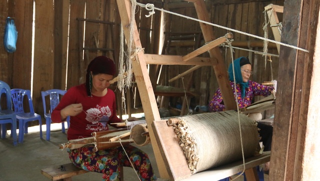 Người Mông dựng xưởng dệt vào top 50 phụ nữ ảnh hưởng nhất Việt Nam - 2
Là người sáng lập hợp tác xã vải lạnh truyền thống ở thôn Hợp Tiến, xã Lùng Tám (Quản Bạ, Hà Giang) từ những năm 2001. Ban đầu hợp tác xã chỉ có 10 người với mức thu nhập khoảng 600 nghìn đồng một tháng. Đến nay, hợp tác xã dệt lanh đã có hơn 100 lao động với mức thu nhập đạt từ 3 đến 9 triệu đồng một tháng.