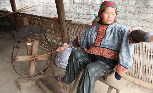 Hãy khám phá vẻ đẹp và sức mạnh của những phụ nữ Mông đầy nghị lực và sự kiên trì. Họ là niềm tự hào của văn hóa dân tộc và luôn được tôn vinh trong truyền thống gia đình và cộng đồng. Hình ảnh của họ sẽ khiến bạn cảm thấy cảm động và cảm phục.