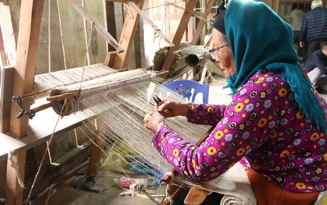 Người Mông dựng xưởng dệt vào top 50 phụ nữ ảnh hưởng nhất Việt Nam - 6
Những người theo bà Mai từ ngày đầu tiên khi thành lập hợp tác xã giờ cũng đã cao tuổi. Tuy nhiên họ vẫn là những lao động chính, nhiều người đã trở thành nghệ nhân với mức thu nhập cao so với với điều kiện kinh tế vùng cao.