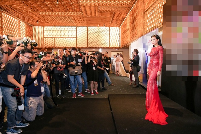 Chân dài Việt tức tưởi tâm sự thời chật vật mượn váy áo đi event - 2 Cao Thái Hà chia sẻ, ngay khi bước vào thảm đỏ sự kiện, cô thấy khớp vì quá đông phóng viên, nghệ sĩ cùng hội ngộ. Tuy nhiên cô nhanh chóng lấy lại tinh thần và tự tin hơn nhờ trang phục đẹp mắt. Việc mặc gì xuất hiện vài phút ngắt ngủi trên thảm đỏ luôn là bài toán khó với mỗi nghệ sĩ.