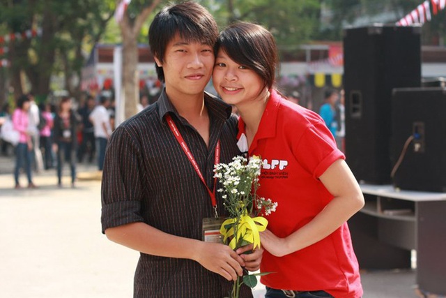Chuyện tình từ “câu buột miệng” của cặp đôi ca sĩ - giảng viên trẻ - 1
Tùng Linh – Hoàng Oanh khi còn là sinh viên của ĐH Ngoại thương – Hà Nội.