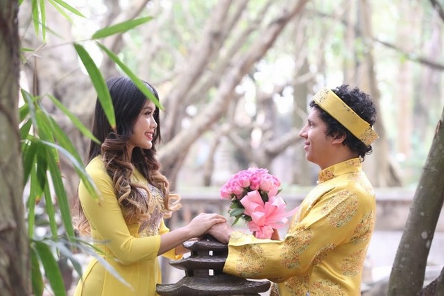 Chuyện tình “về một nhà” của nàng Việt – chàng Mexico - 8
Đây là lần đầu tiên anh Miguel về Việt Nam, nên cặp đôi đã chụp một bộ ảnh với áo dài truyền thống tại một số địa điểm đặc trưng cho văn hóa Việt Nam.