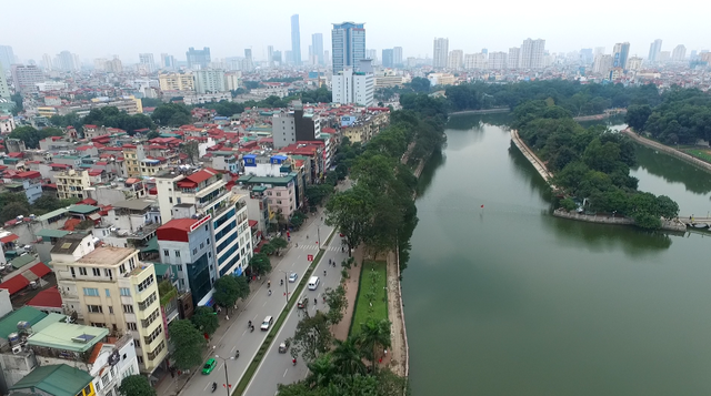 Đẹp ngỡ ngàng hồ Hà Nội nhìn từ trên cao - 4 Giữa hồ là dải đất lớn hình oval giống giọt nước mắt, vì thế sau này hồ được gọi là Thủ Lệ hàm ý giữ giọt lệ bên trong. Trước đây, hồ nổi tiếng bởi hàng cây cổ thụ hàng trăm năm tuổi bao quanh khuôn viên, sau này khi xây dựng đường sắt trên cao, số cây này đã được cơ quan chức năng di chuyển đến vị trí khác.