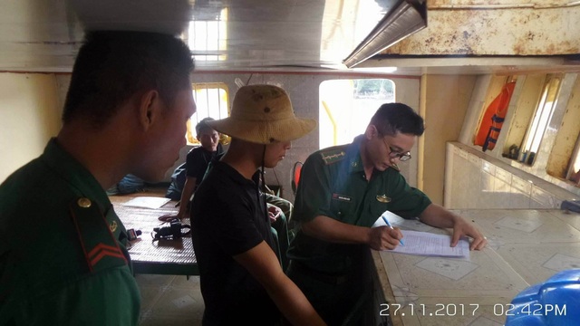 Bộ đội biên phòng bắt nhiều vụ khai thác cát lậu ở Cần Giờ - 2 Lực lượng chức năng làm việc với những người có mặt trên xà lan