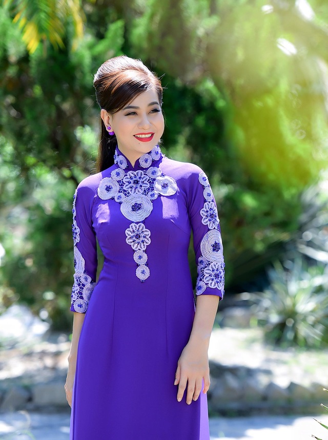 Cát Phượng bất ngờ tung ảnh từ thời đen nhẻm - 9 Ở tuổi 47, dù làm mẹ đơn thân nhưng Cát Phượng vẫn luôn tỏ ra là người mạnh mẽ, sống vui vẻ và tận tâm với nghề.