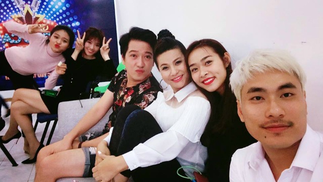 Hari Won - Trấn Thành kỷ niệm 500 ngày yêu; Hà Hồ trở lại làm người mẫu - 4 Sau khi công khai chuyện tình cảm, Cát Phượng, Kiều Minh Tuấn thường xuyên xuất hiện bên cạnh nhau và cùng tham gia nhiều chương trình. Trong ảnh cả hai cùng chia sẻ ảnh vui vẻ bên cạnh Trường Giang, Diệp Bảo Ngọc và Hari trong hậu trường một game show.
