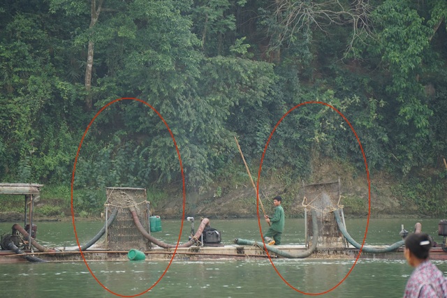 Mất đất, cuộc sống bị đảo lộn, dân kéo ra bờ sông phản đối tàu hút cát sỏi! - 11 Những chiếc vòi lớn hút cát sỏi như thách thức người dân xóm Hồng Phong.