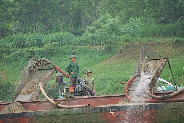 Mất đất, cuộc sống bị đảo lộn, dân kéo ra bờ sông phản đối tàu hút cát sỏi! - 8 Mất đất, cuộc sống bị đảo lộn, dân kéo ra bờ sông phản đối tàu hút cát sỏi! - 8