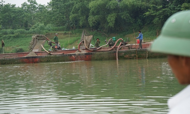 Mất đất, cuộc sống bị đảo lộn, dân kéo ra bờ sông phản đối tàu hút cát sỏi! - 7 Người dân Hồng Phong như bất lực.