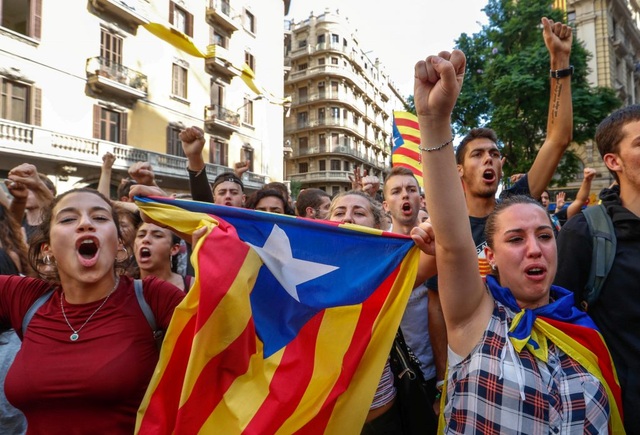 Điều gì xảy ra nếu Catalonia đơn phương tách khỏi Tây Ban Nha? - 2
Những người biểu tình bên ngoài một đồn cảnh sát ở Barcelona, Tây Ban Nha hôm 2/10. (Ảnh: PBS)