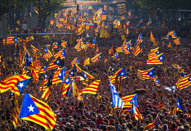 Catalonia đòi độc lập: Những ngọn lửa ly khai âm ỉ ở châu Âu - 1 Một cuộc biểu tình đòi độc lập tại Catalonia (Ảnh: Day Donaldson)
